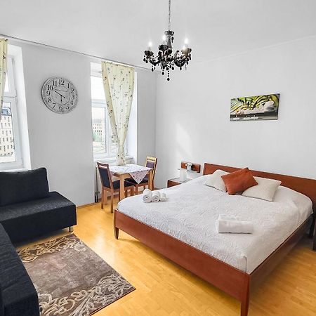 Spacious Three-Bedroom, Three King-Size Beds Вена Экстерьер фото