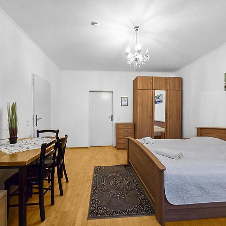 Spacious Three-Bedroom, Three King-Size Beds Вена Экстерьер фото