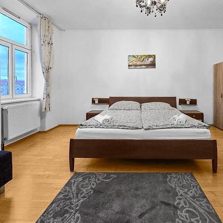 Spacious Three-Bedroom, Three King-Size Beds Вена Экстерьер фото