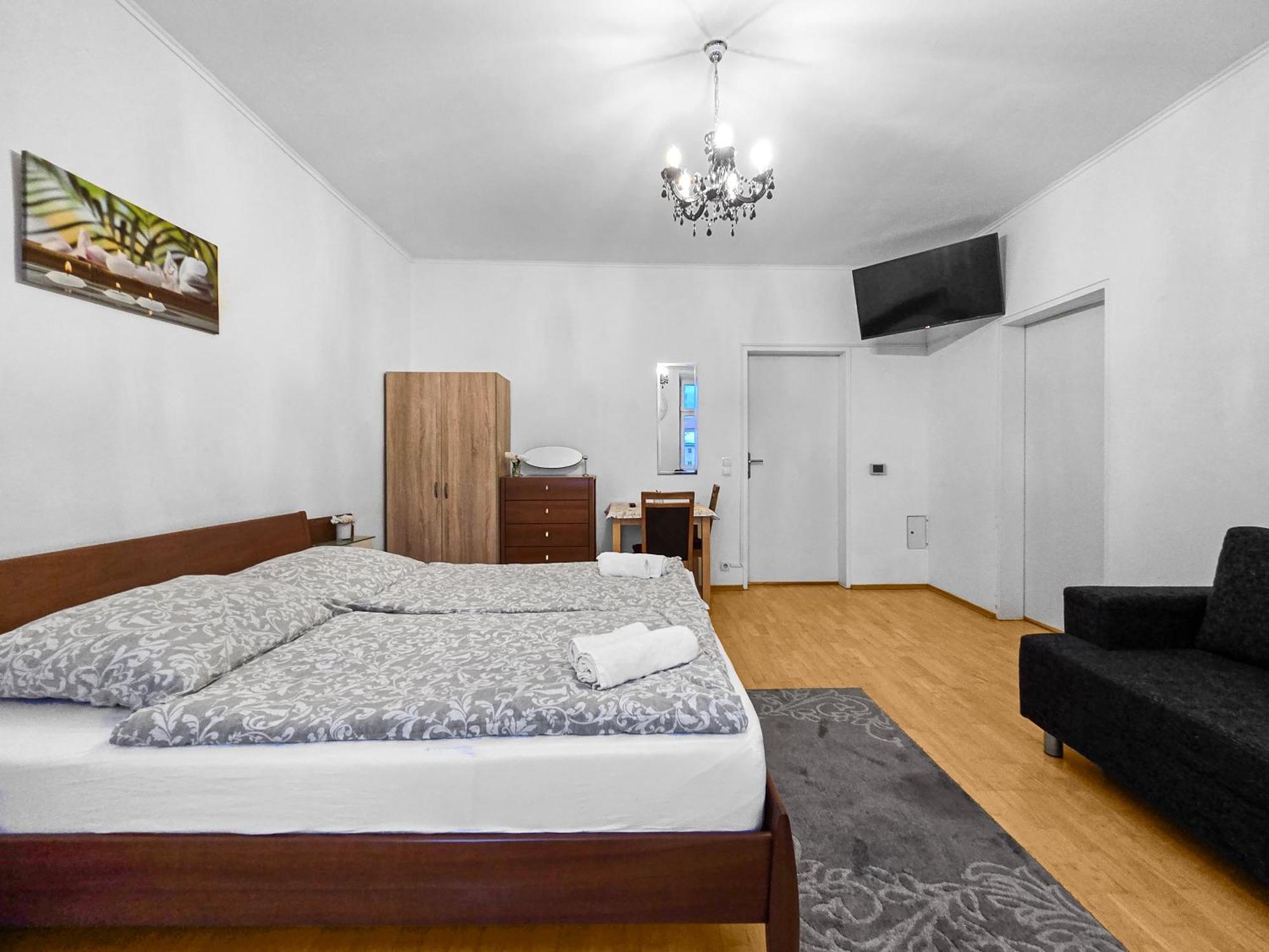 Spacious Three-Bedroom, Three King-Size Beds Вена Экстерьер фото