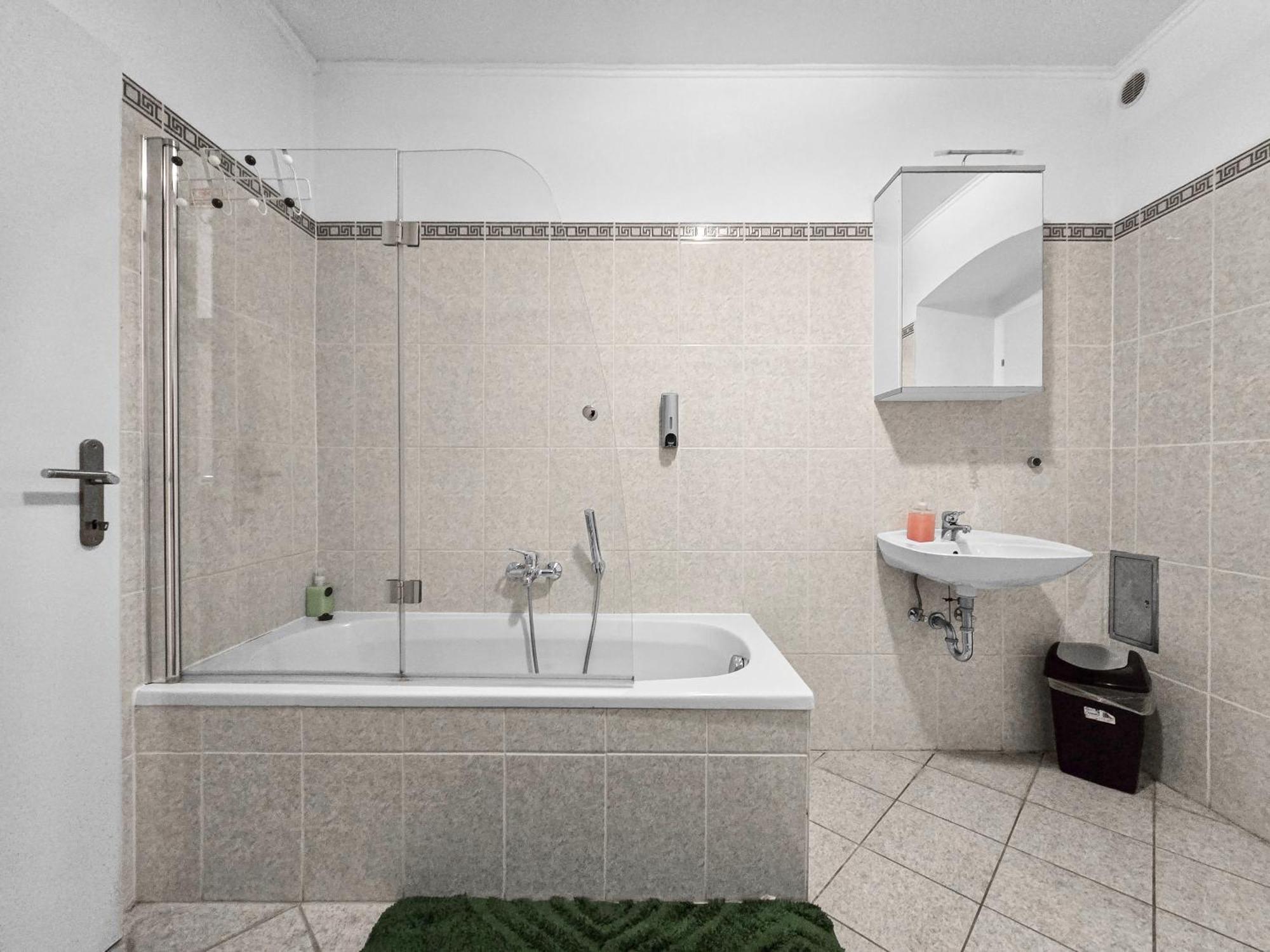 Spacious Three-Bedroom, Three King-Size Beds Вена Экстерьер фото
