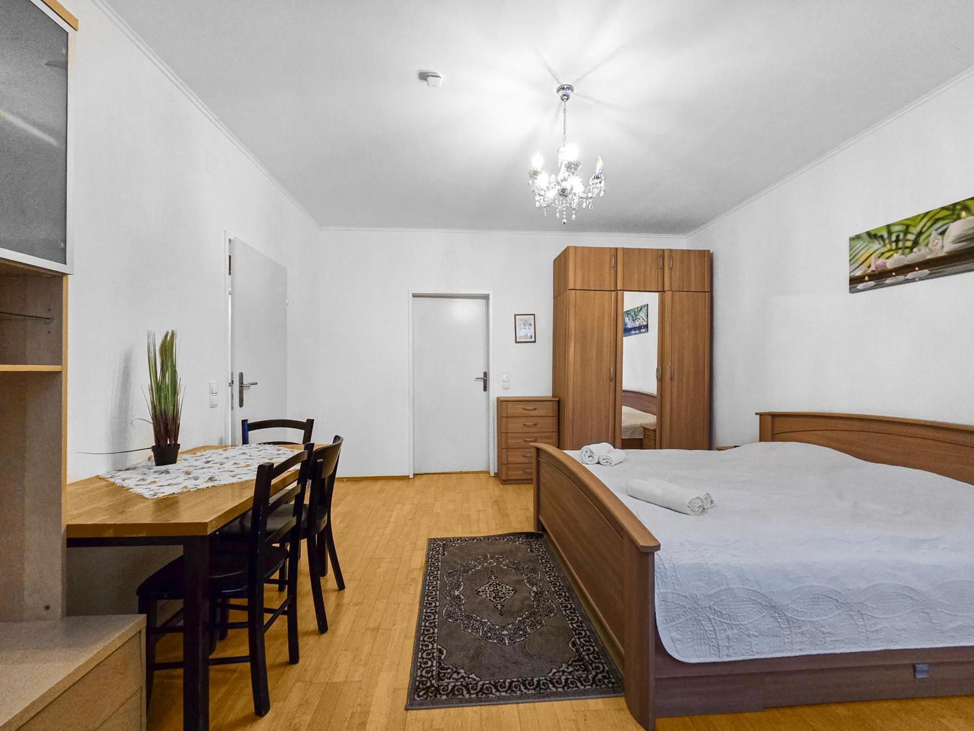 Spacious Three-Bedroom, Three King-Size Beds Вена Экстерьер фото