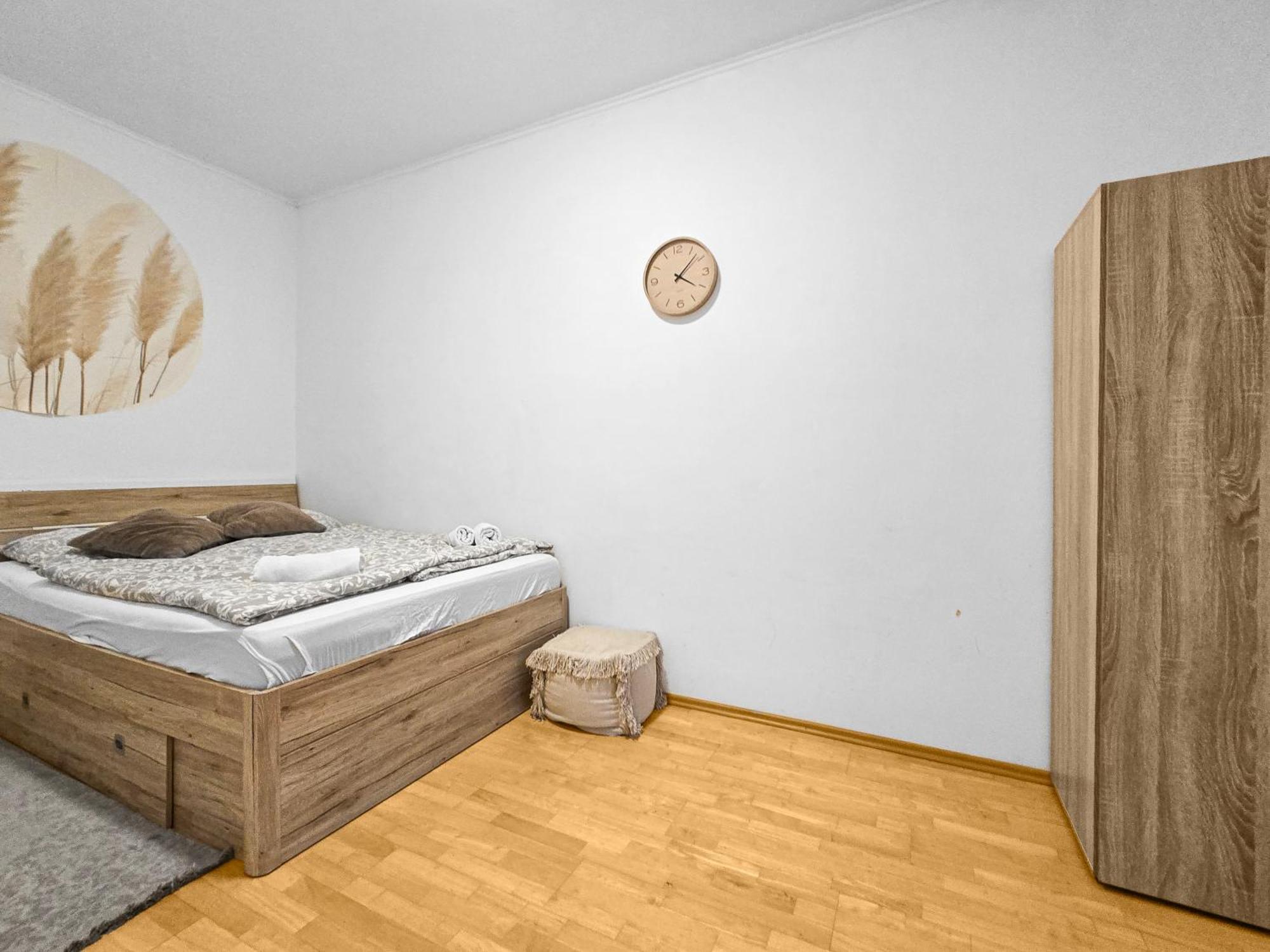 Spacious Three-Bedroom, Three King-Size Beds Вена Экстерьер фото
