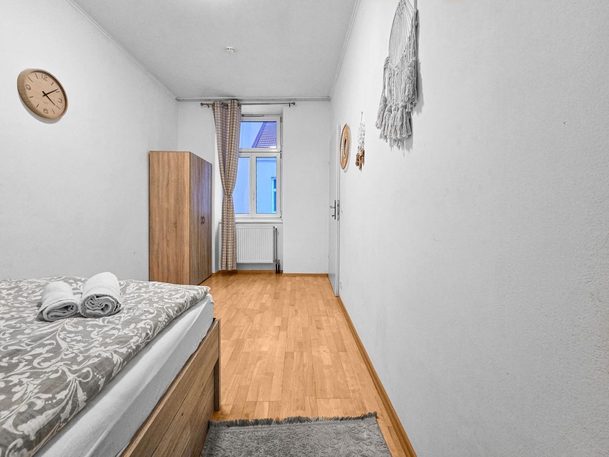 Spacious Three-Bedroom, Three King-Size Beds Вена Экстерьер фото