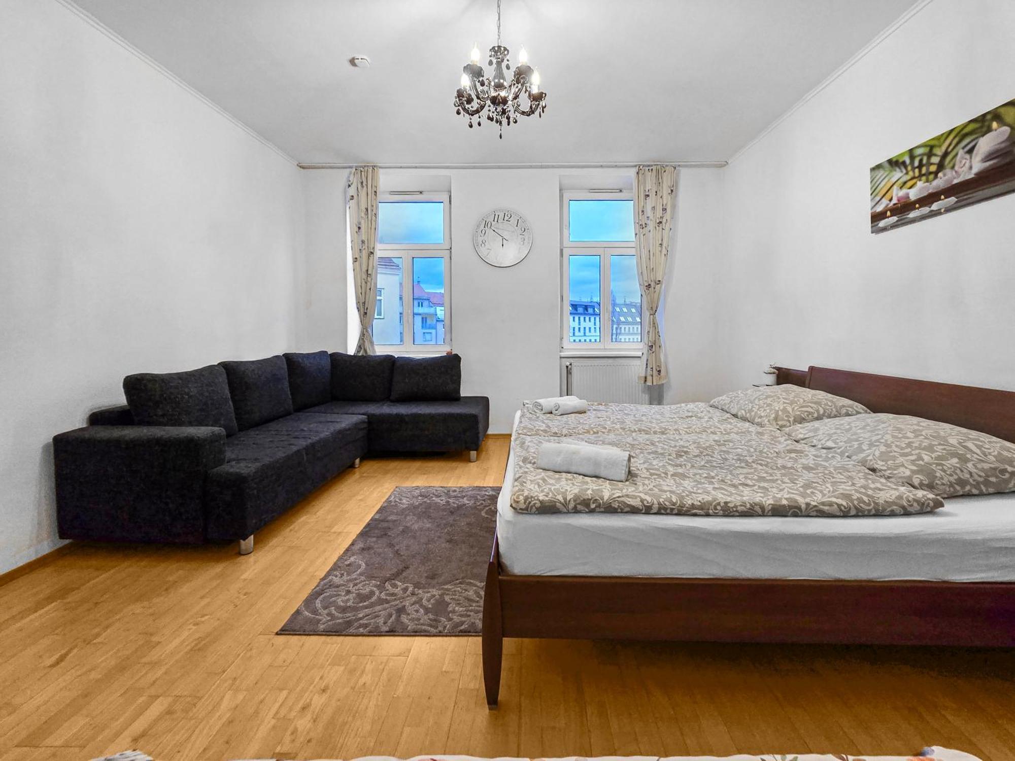 Spacious Three-Bedroom, Three King-Size Beds Вена Экстерьер фото