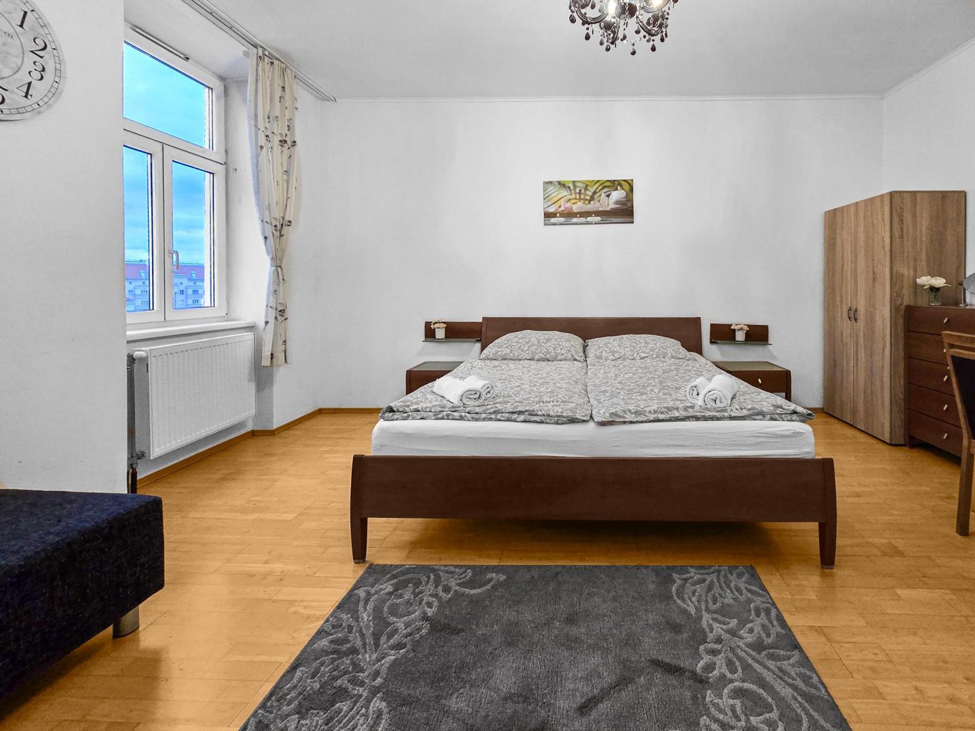 Spacious Three-Bedroom, Three King-Size Beds Вена Экстерьер фото