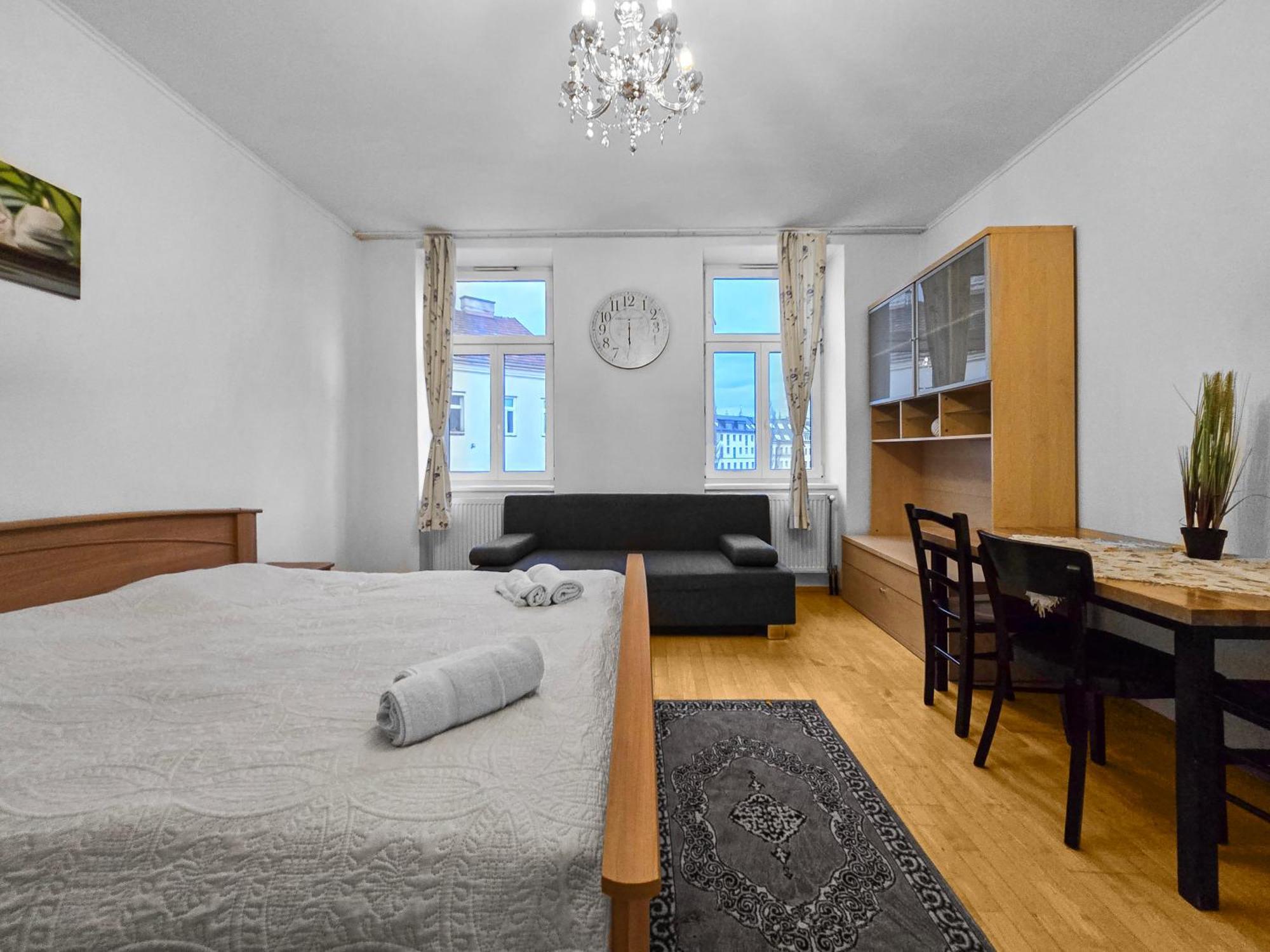 Spacious Three-Bedroom, Three King-Size Beds Вена Экстерьер фото